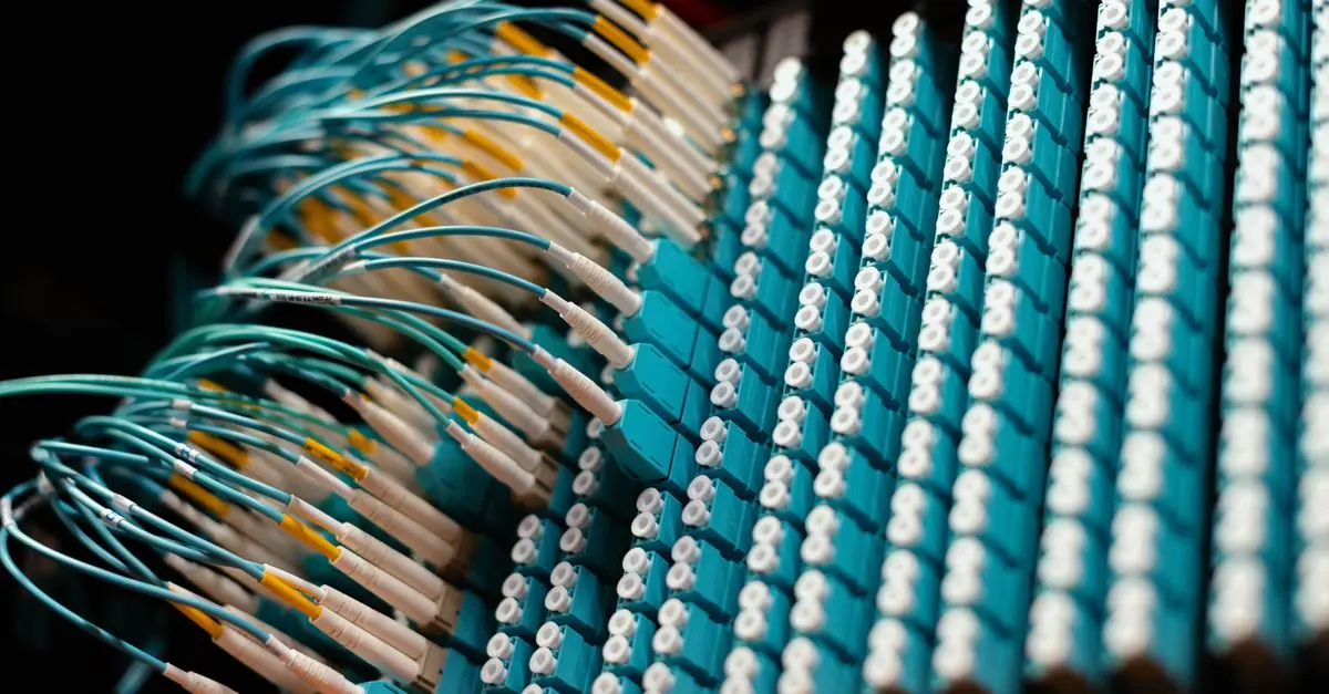 Comparatif entre Fibre Optique et ADSL : Que Choisir ?